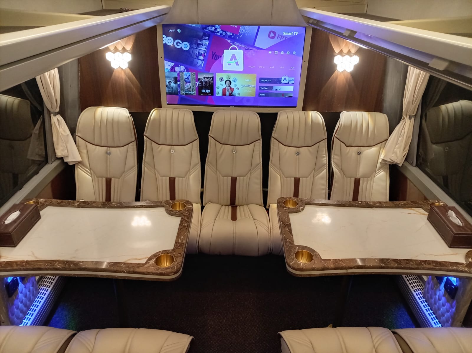 باص مرسيدس بنز VIP طاولات 33 مقعد