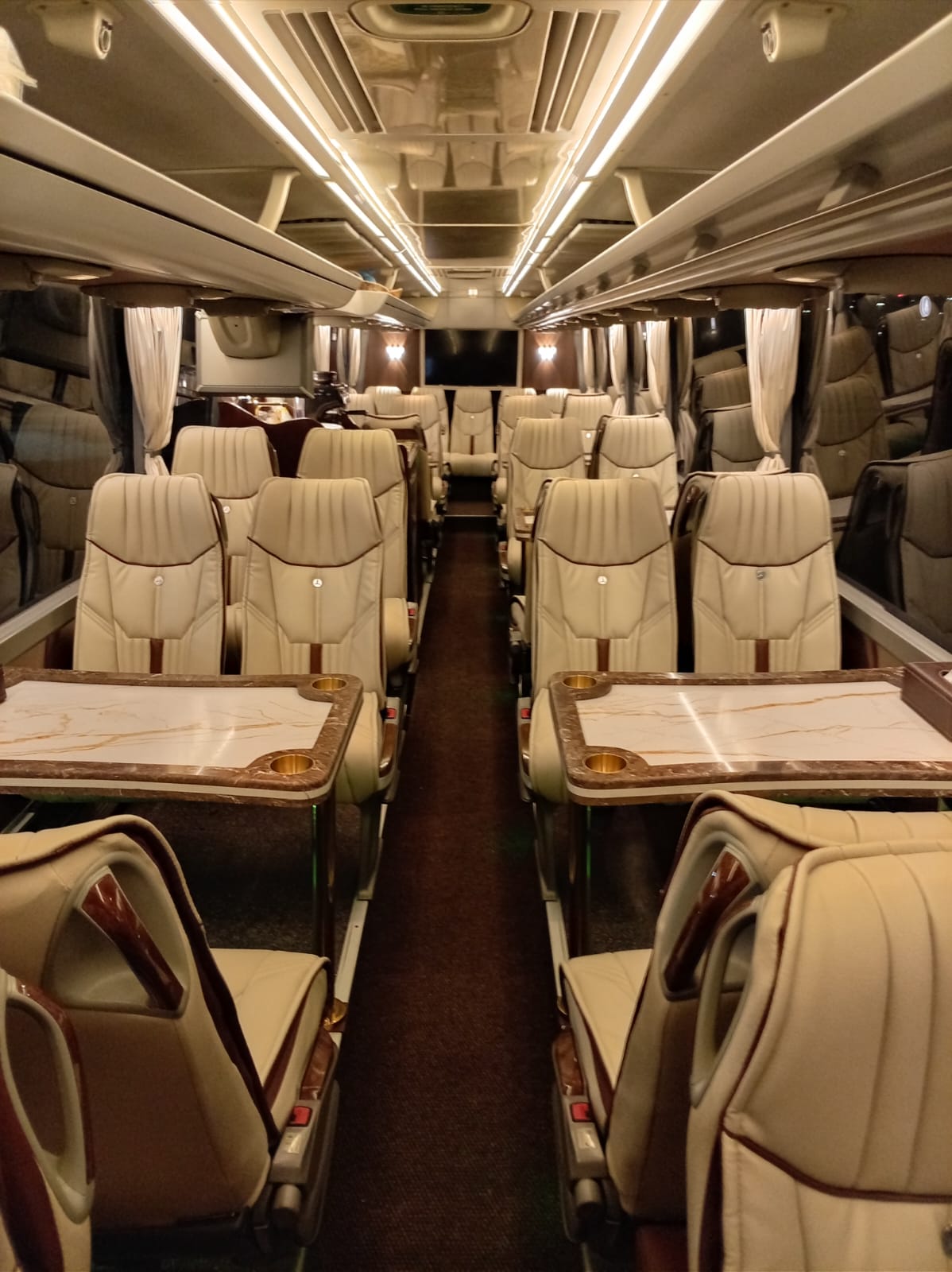 باص مرسيدس بنز VIP طاولات 33 مقعد