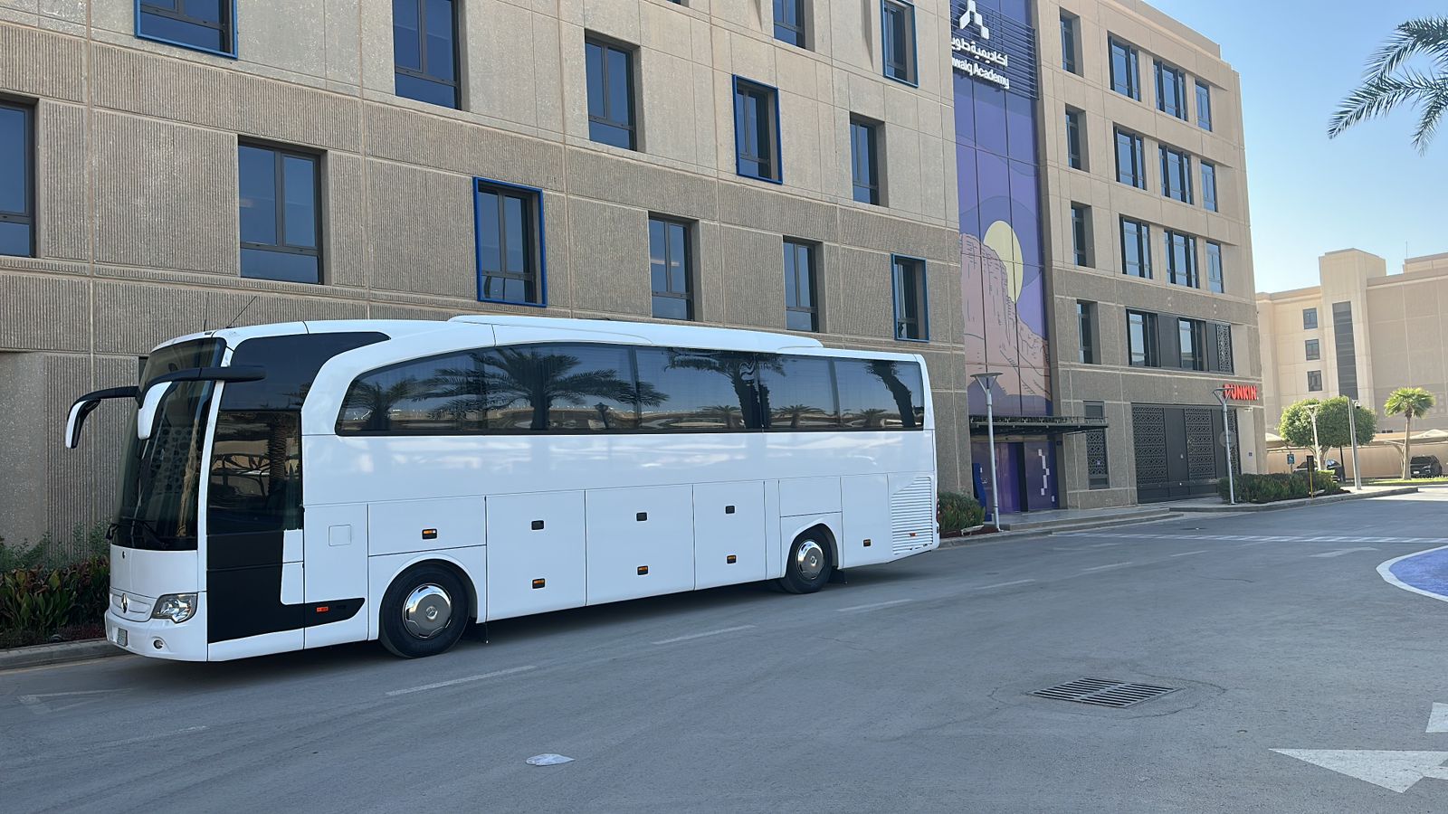 باص مرسيدس بنز VIP طاولات 28 كنب فاخر